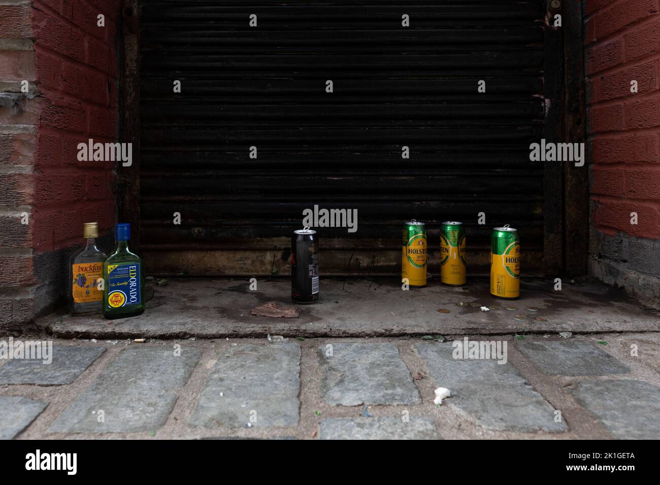 Alcohol Scotland - Leere buckfast-, Eldorado- und Lagerdosen in Hintergängen, Glasgow City Centre, Schottland, Großbritannien Stockfoto
