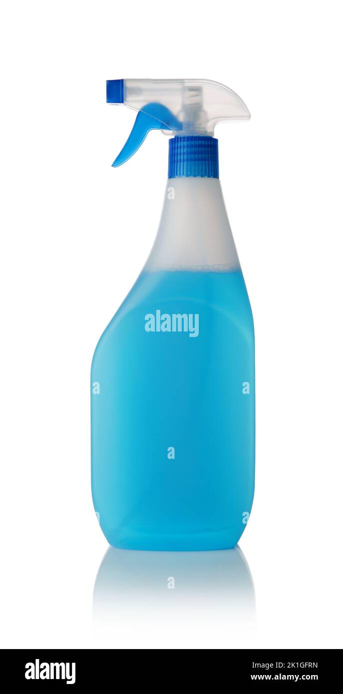 Haushalts-Plastikflasche mit blauer Flüssigkeit mit Spray isoliert auf weiß. Stockfoto