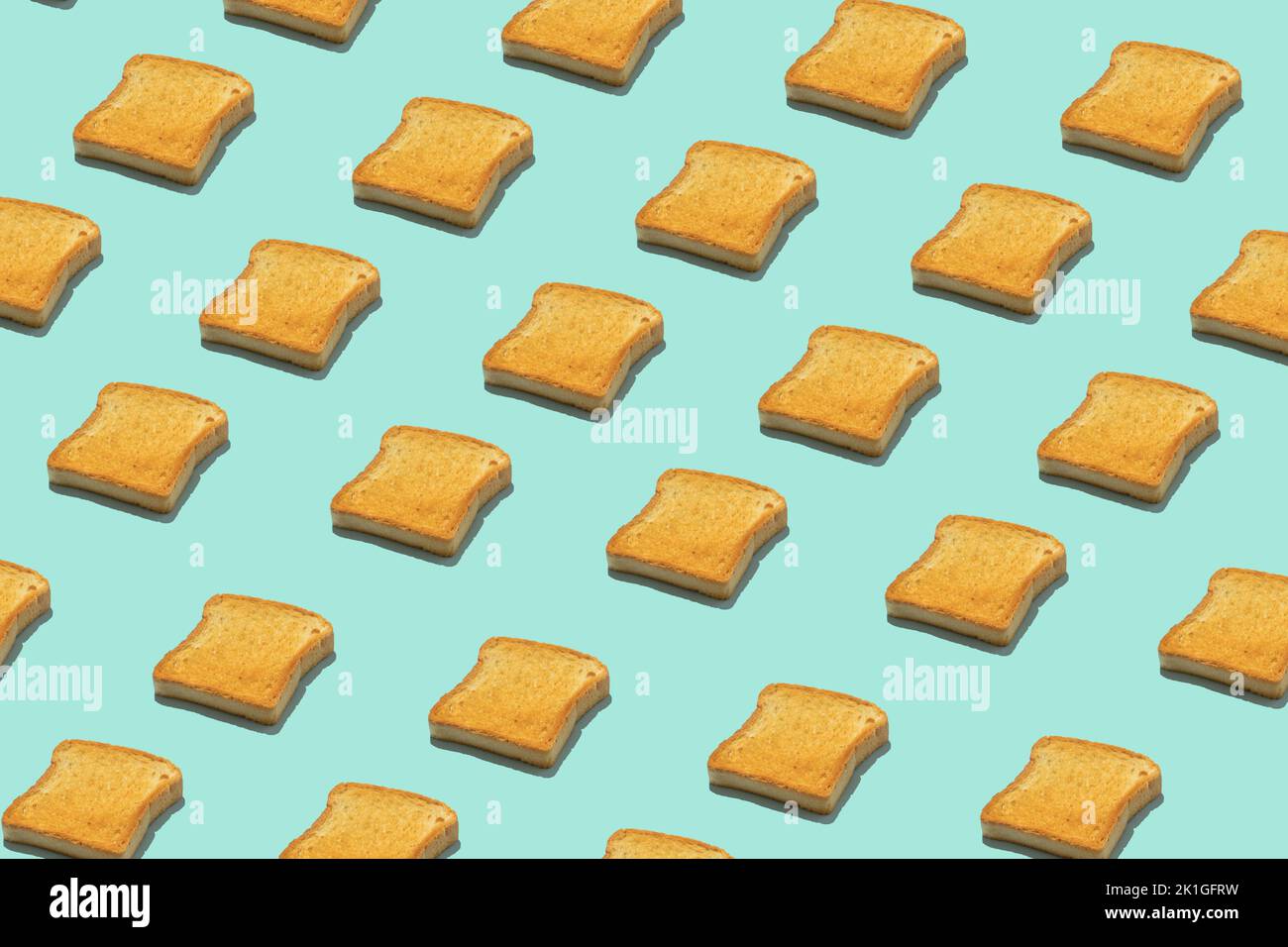 Nahtloses, kreatives Lebensmittelmuster. Toast auf blauem Hintergrund. Komisches, farbenfrohes Frühstückskonzept. Minimalistisches Sandwich. Stockfoto