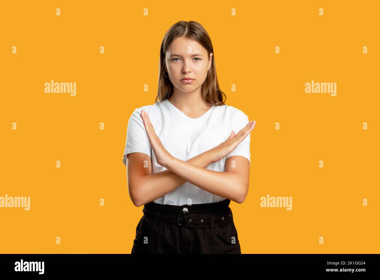 Nein, Geste. Weiblicher Streik. Ablehnungszeichen. Meinungsverschiedenheiten Widerstand. Porträt eines selbstbewussten Teenagers in Weiß mit X-Einschränkung und gekreuzten Händen Stockfoto