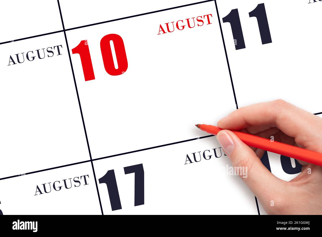  10. Tage im August. Eine Hand, die einen roten Stift hält und auf das 