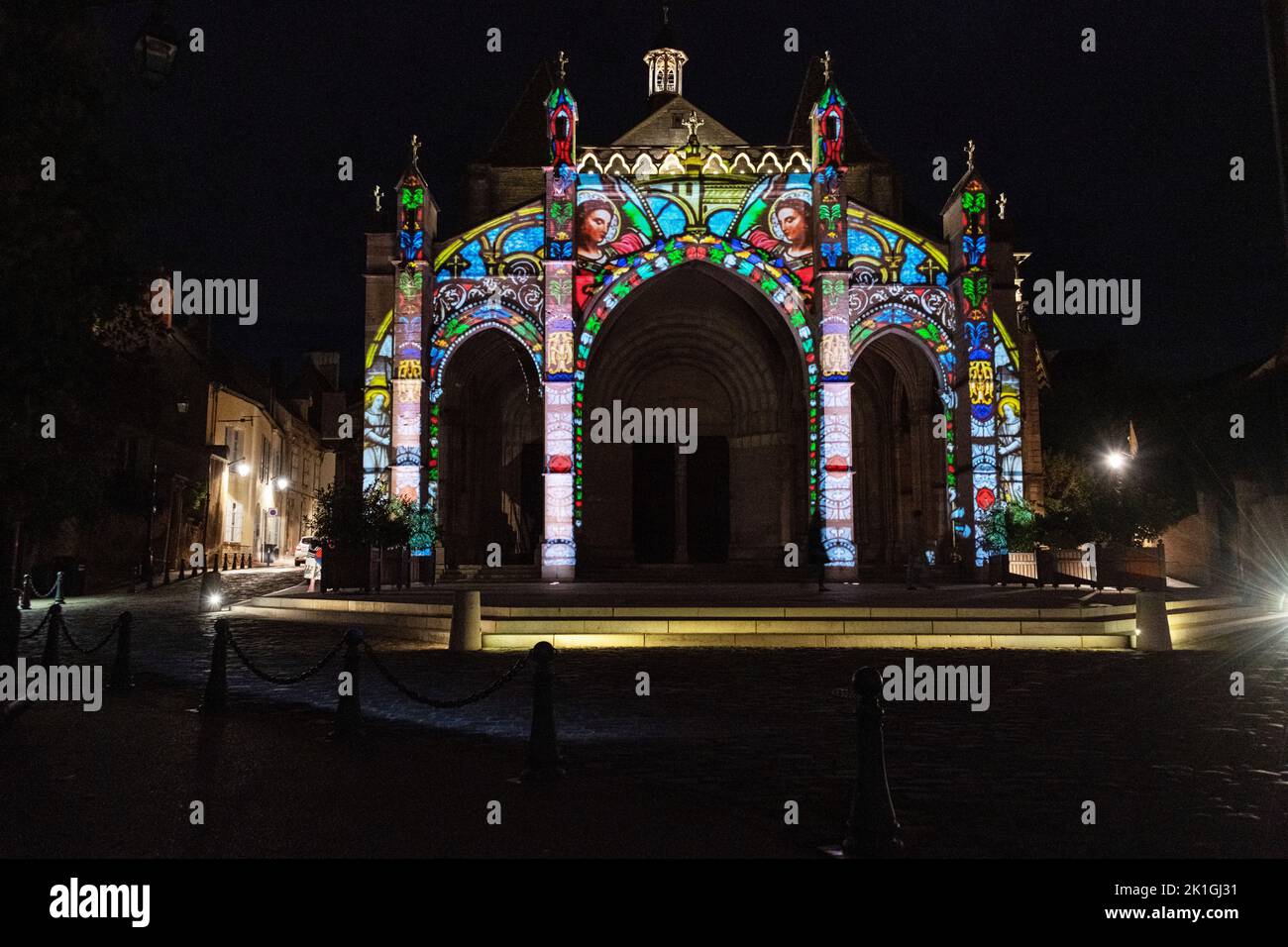 Projektion auf die Kathedrale Notre Dame bei Nacht in Beaune, Burgund, Frankreich. Stockfoto