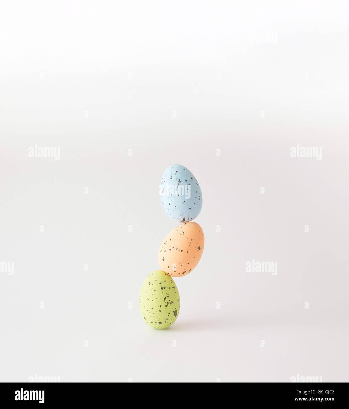 Drei bunte Styropor-Eier auf weißem Hintergrund gestapelt. Stockfoto