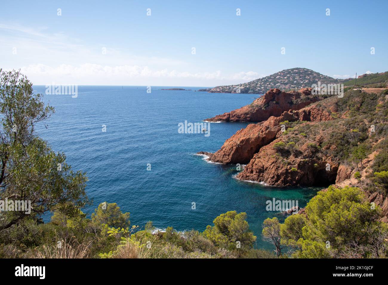 Die felsigen Klippen entlang der Küste des Massif d'Esterel an der Côte d'Azur Frankreich. Stockfoto