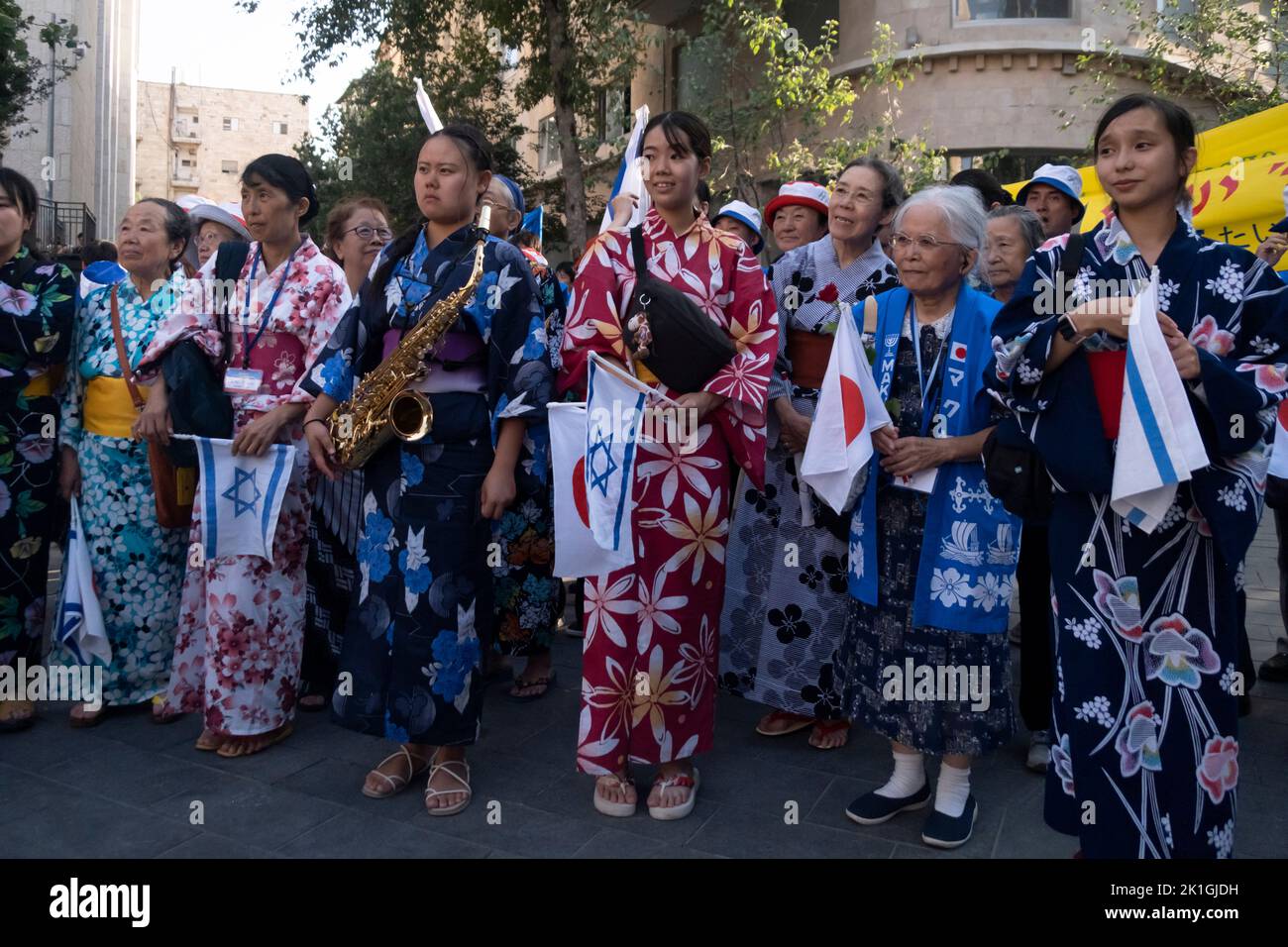 Mitglieder der japanischen Makuya-Bewegung halten die Nationalflaggen Israels und Japans, während sie sich am 18. September 2022 auf dem Zion-Platz in der Innenstadt von Jerusalem, Israel, versammeln. Die Makuya-Bewegung ist eine religiöse Bewegung, die 1948 in Japan gegründet wurde, ihre Mitglieder sind leidenschaftliche Unterstützer Israels und betrachten die Errichtung des jüdischen Staates und die Vereinigung Jerusalems 19 Jahre später als die Erfüllung biblischer Prophezeiungen. Stockfoto