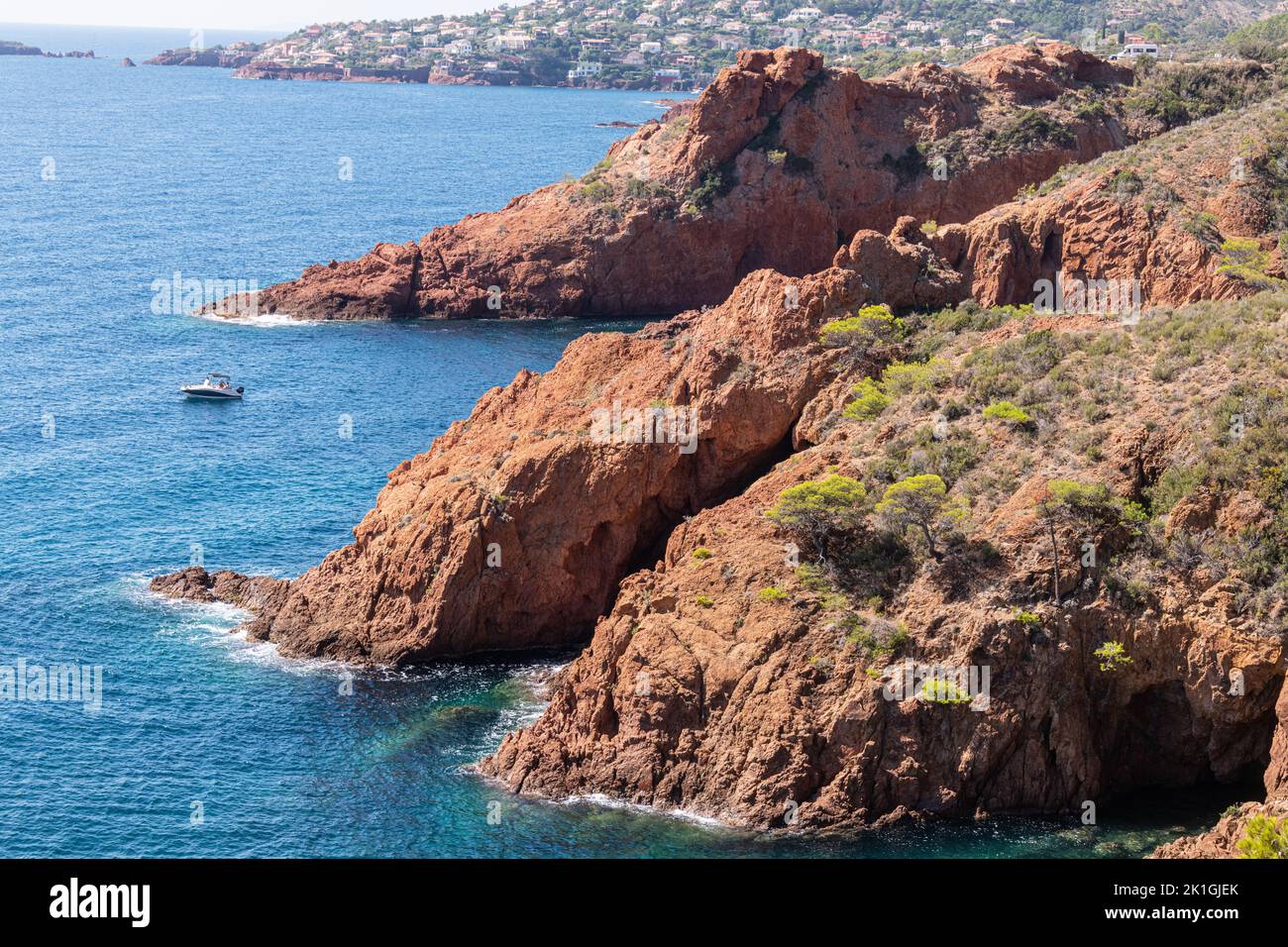 Die felsigen Klippen entlang der Küste des Massif d'Esterel an der Côte d'Azur Frankreich. Stockfoto