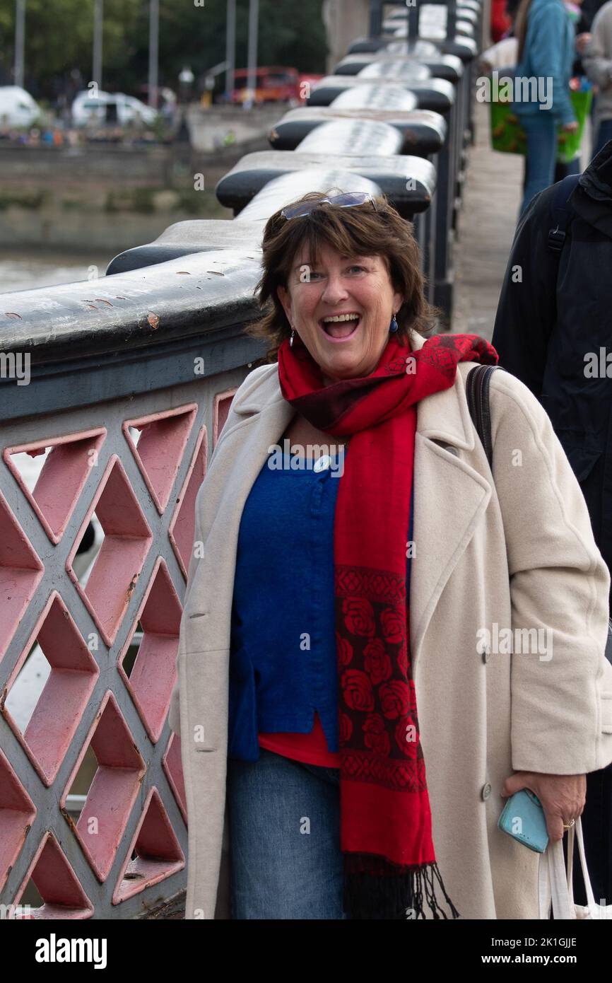 Westminster, London, Großbritannien. 18.. September 2022. Mourners überqueren die Lambeth Bridge kurz vor dem Betreten der Victoria Tower Gardens. Über Nacht standen Menschen Schlange, um ihre Majestät die Königin im Staat in der Westminster Hall liegen zu sehen. Viele von ihnen trugen nach einer kalten Nacht Decken, waren aber sehr froh, sich dem Palast von Westminster nähern zu können, um Königin Elizabeth II. Vor ihrer morgigen Beerdigung ihre letzte Ehre zu erweisen. Quelle: Maureen McLean/Alamy Live News Stockfoto