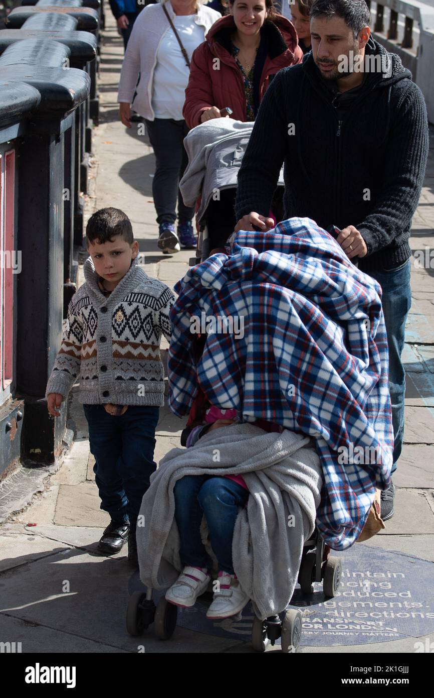 Westminster, London, Großbritannien. 18.. September 2022. Mourners überqueren die Lambeth Bridge kurz vor dem Betreten der Victoria Tower Gardens. Über Nacht standen Menschen Schlange, um ihre Majestät die Königin im Staat in der Westminster Hall liegen zu sehen. Viele von ihnen trugen nach einer kalten Nacht Decken, waren aber sehr froh, sich dem Palast von Westminster nähern zu können, um Königin Elizabeth II. Vor ihrer morgigen Beerdigung ihre letzte Ehre zu erweisen. Quelle: Maureen McLean/Alamy Live News Stockfoto