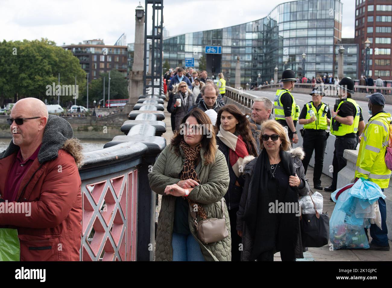 Westminster, London, Großbritannien. 18.. September 2022. Mourners überqueren die Lambeth Bridge kurz vor dem Betreten der Victoria Tower Gardens. Über Nacht standen Menschen Schlange, um ihre Majestät die Königin im Staat in der Westminster Hall liegen zu sehen. Viele von ihnen trugen nach einer kalten Nacht Decken, waren aber sehr froh, sich dem Palast von Westminster nähern zu können, um Königin Elizabeth II. Vor ihrer morgigen Beerdigung ihre letzte Ehre zu erweisen. Quelle: Maureen McLean/Alamy Live News Stockfoto