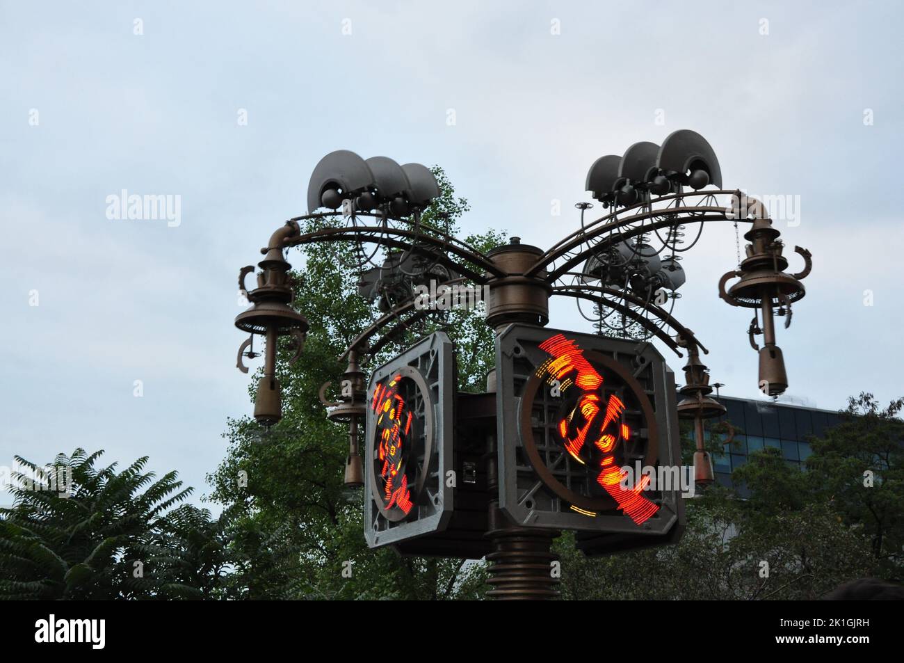 Nahaufnahme einer Kunstinstallation vor dem alternativen Cross Club in Prag, Tschechische Republik Stockfoto