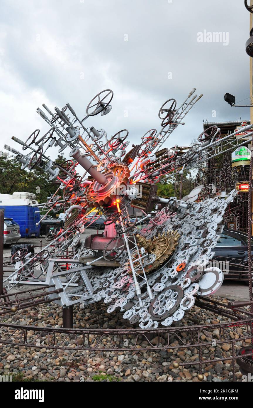Eine vertikale Nahaufnahme einer Kunstinstallation vor dem alternativen Cross Club in Prag, Tschechische Republik Stockfoto
