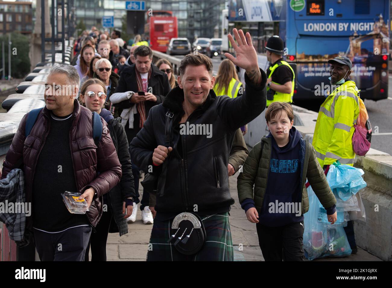 Westminster, London, Großbritannien. 18.. September 2022. Mourners überqueren die Lambeth Bridge kurz vor dem Betreten der Victoria Tower Gardens. Über Nacht standen Menschen Schlange, um ihre Majestät die Königin im Staat in der Westminster Hall liegen zu sehen. Viele von ihnen trugen nach einer kalten Nacht Decken, waren aber sehr froh, sich dem Palast von Westminster nähern zu können, um Königin Elizabeth II. Vor ihrer morgigen Beerdigung ihre letzte Ehre zu erweisen. Quelle: Maureen McLean/Alamy Live News Stockfoto