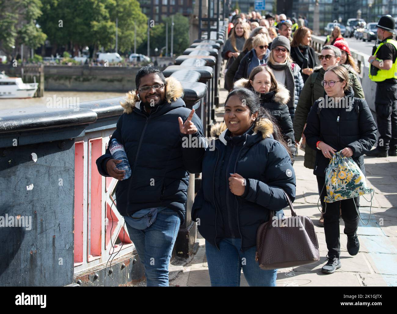 Westminster, London, Großbritannien. 18.. September 2022. Mourners überqueren die Lambeth Bridge kurz vor dem Betreten der Victoria Tower Gardens. Über Nacht standen Menschen Schlange, um ihre Majestät die Königin im Staat in der Westminster Hall liegen zu sehen. Viele von ihnen trugen nach einer kalten Nacht Decken, waren aber sehr froh, sich dem Palast von Westminster nähern zu können, um Königin Elizabeth II. Vor ihrer morgigen Beerdigung ihre letzte Ehre zu erweisen. Quelle: Maureen McLean/Alamy Live News Stockfoto