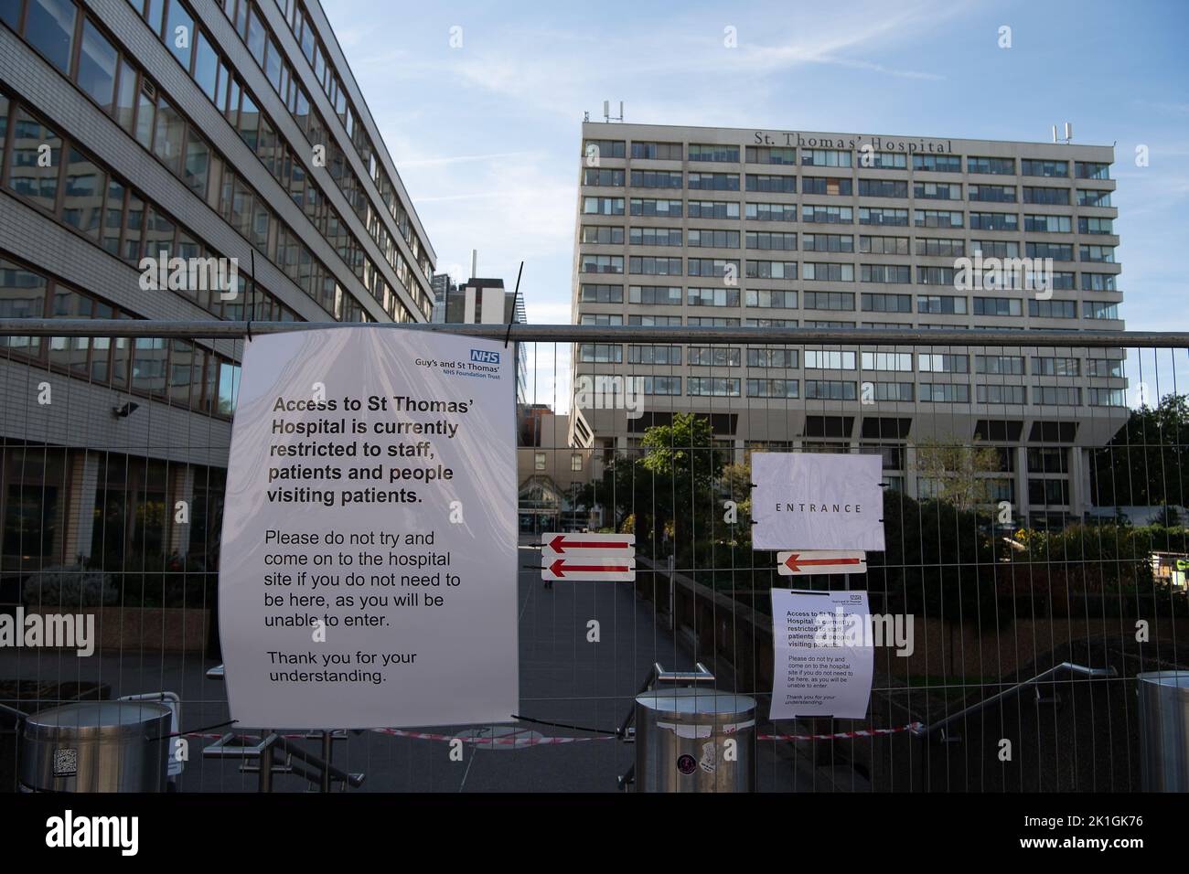 Westminster, London, Großbritannien. 18.. September 2022. Ein Schild vor dem St. Thomas' Hospital, das den Menschen mitteilt, dass es derzeit auf Mitarbeiter, Patienten und Besucher beschränkt ist. Über Nacht standen Menschen Schlange, um ihre Majestät die Königin im Staat in der Westminster Hall liegen zu sehen. Viele von ihnen trugen nach einer kalten Nacht Decken, waren aber sehr froh, sich dem Palast von Westminster nähern zu können, um Königin Elizabeth II. Vor ihrer morgigen Beerdigung ihre letzte Ehre zu erweisen. Quelle: Maureen McLean/Alamy Live News Stockfoto