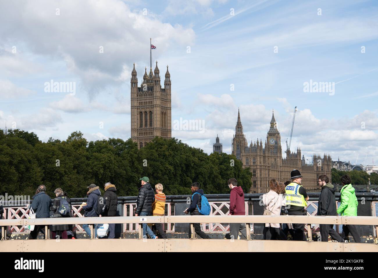 Westminster, London, Großbritannien. 18.. September 2022. Trauernde überqueren die Lambeth Bridge in der Warteschlange. Über Nacht standen Menschen Schlange, um ihre Majestät die Königin im Staat in der Westminster Hall liegen zu sehen. Viele von ihnen trugen nach einer kalten Nacht Decken, waren aber sehr froh, sich dem Palast von Westminster nähern zu können, um Königin Elizabeth II. Vor ihrer morgigen Beerdigung ihre letzte Ehre zu erweisen. Quelle: Maureen McLean/Alamy Live News Stockfoto