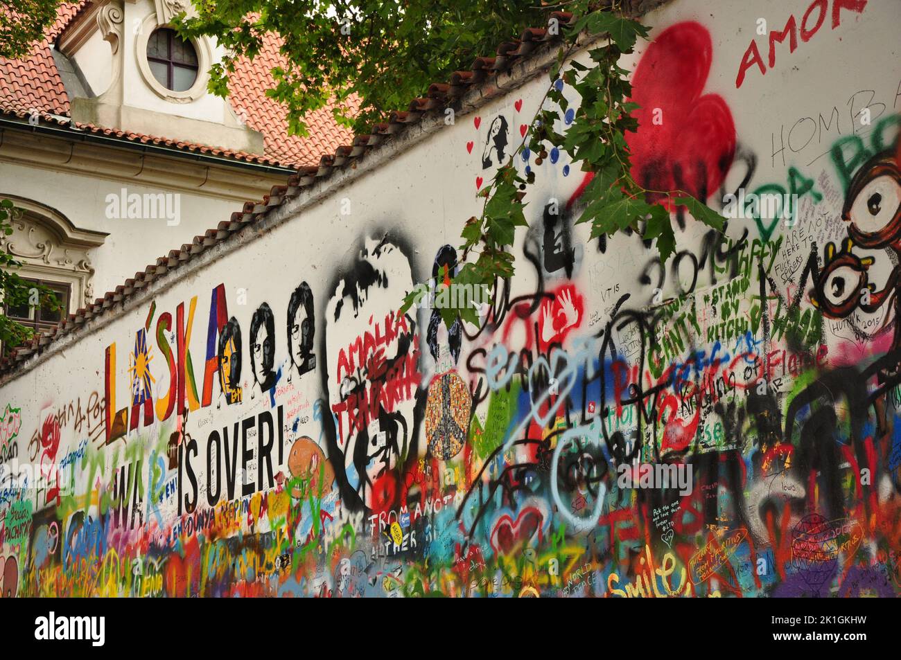 Eine Nahaufnahme von bunten Graffiti an der John Lennon Wall in Prag, Tschechische Republik Stockfoto