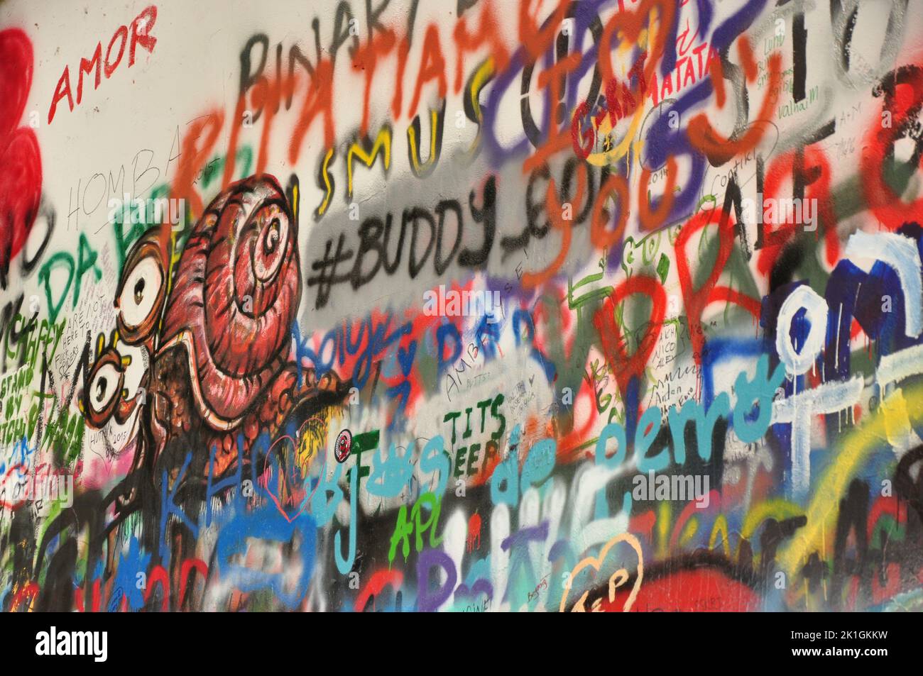Eine Nahaufnahme von bunten Graffiti an der John Lennon Wall in Prag, Tschechische Republik Stockfoto