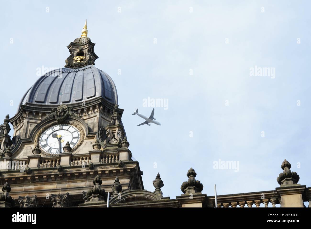 Leeds Town Hall mit Jet fliegt über den Uhrenturm Stockfoto