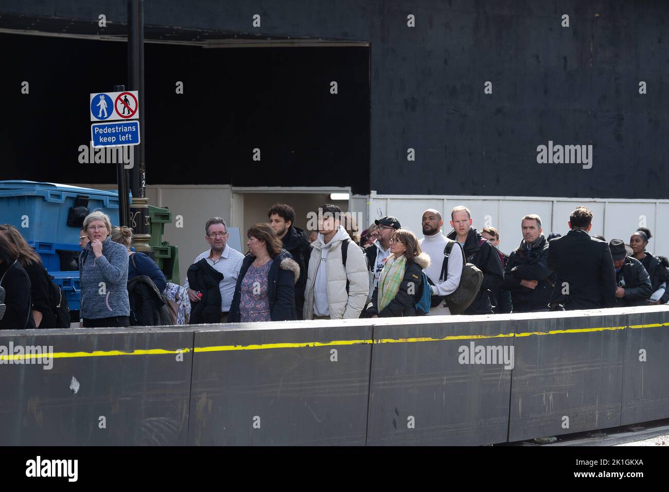 Westminster, London, Großbritannien. 18.. September 2022. Trauernde erreichen den Palast von Westminster, nachdem sie über Nacht in einer Schlange stehen, um ihre Majestät, die Königin, im Staat in der Westminster Hall liegen zu sehen. Viele von ihnen trugen nach einer kalten Nacht Decken, waren aber sehr froh, sich dem Palast von Westminster nähern zu können, um Königin Elizabeth II. Vor ihrer morgigen Beerdigung ihre letzte Ehre zu erweisen. Quelle: Maureen McLean/Alamy Live News Stockfoto