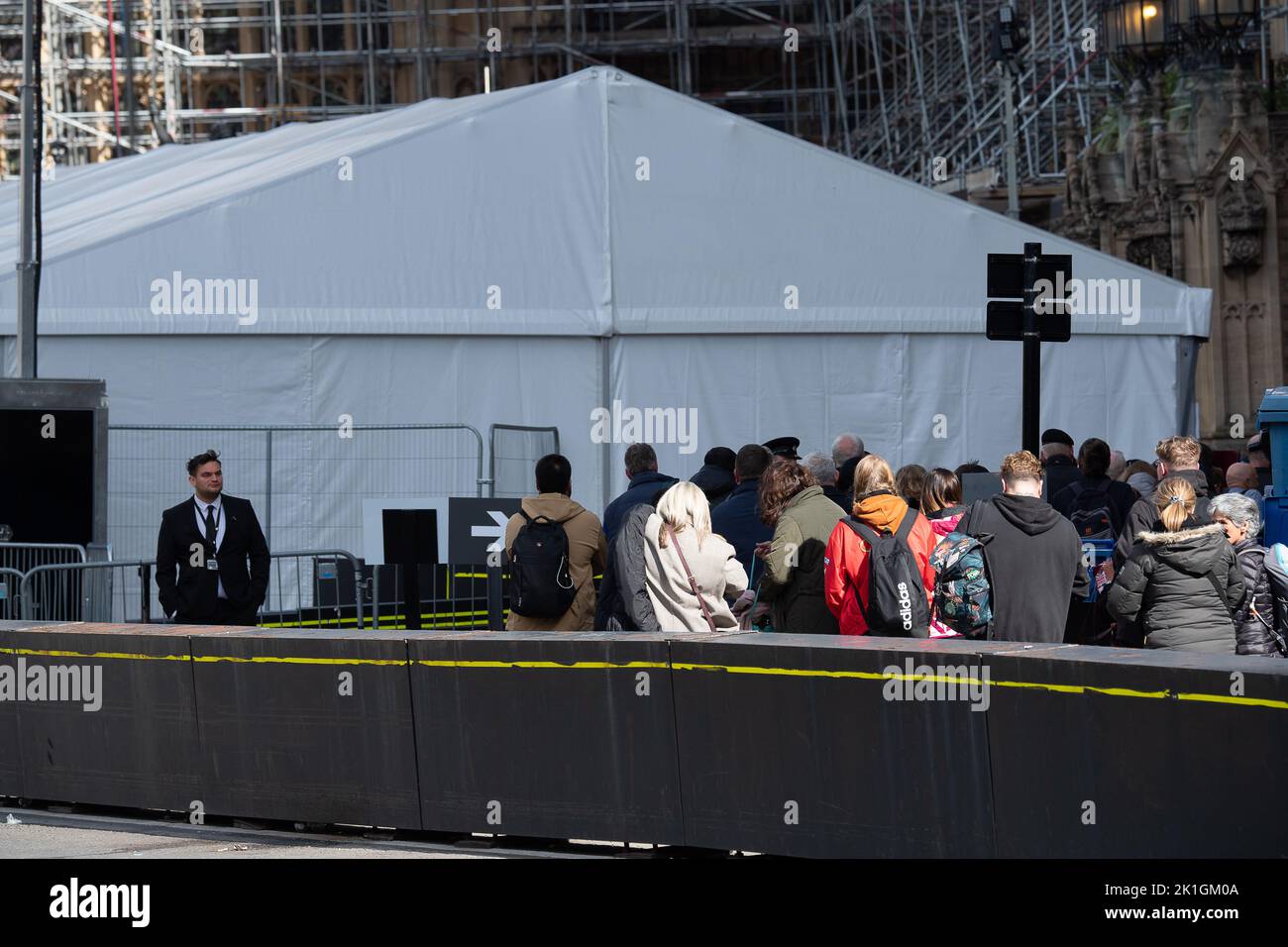 Westminster, London, Großbritannien. 18.. September 2022. Trauernde erreichen den Palast von Westminster, nachdem sie über Nacht in einer Schlange stehen, um ihre Majestät, die Königin, im Staat in der Westminster Hall liegen zu sehen. Viele von ihnen trugen nach einer kalten Nacht Decken, waren aber sehr froh, sich dem Palast von Westminster nähern zu können, um Königin Elizabeth II. Vor ihrer morgigen Beerdigung ihre letzte Ehre zu erweisen. Quelle: Maureen McLean/Alamy Live News Stockfoto