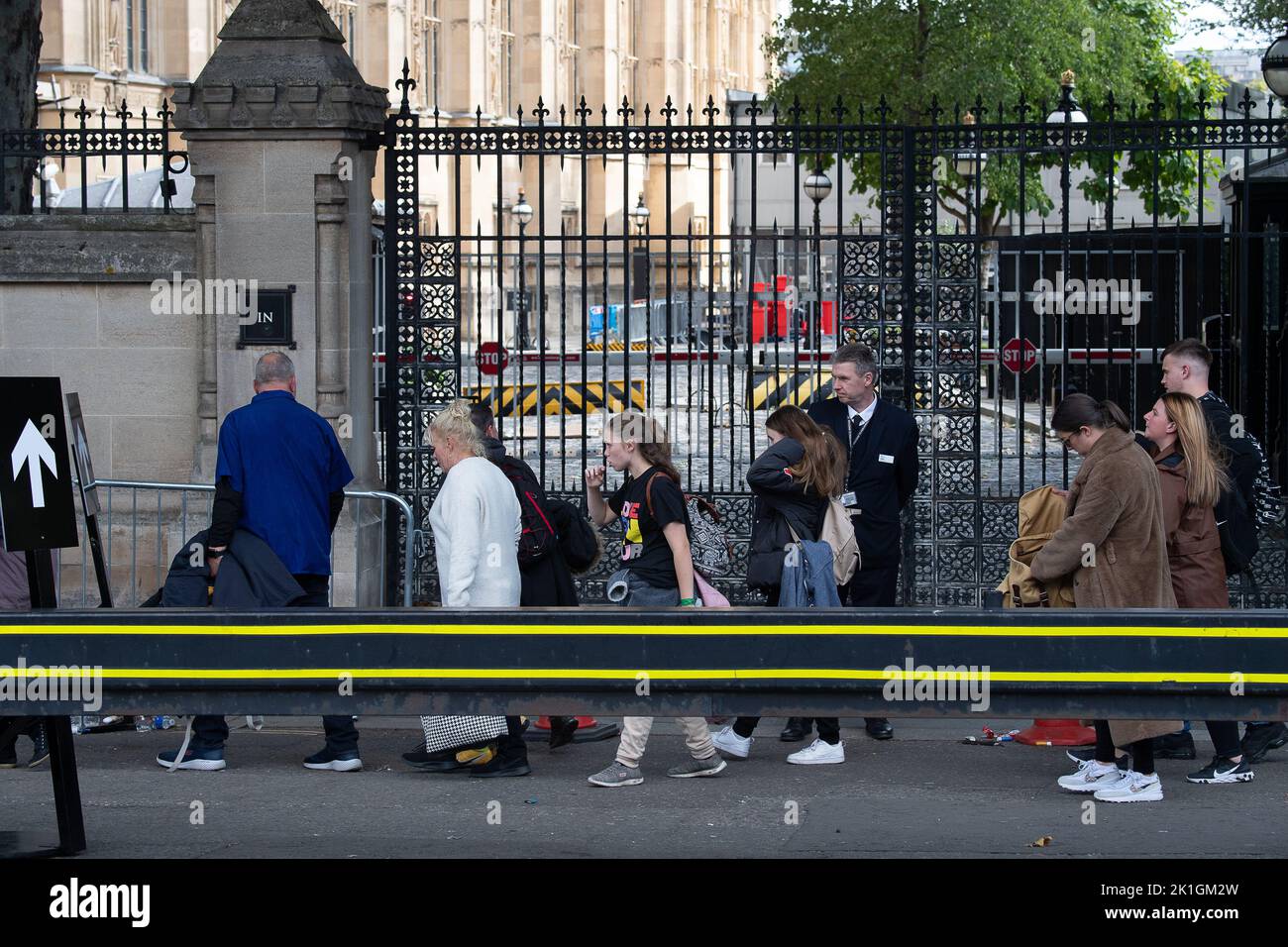 Westminster, London, Großbritannien. 18.. September 2022. Trauernde erreichen den Palast von Westminster, nachdem sie über Nacht in einer Schlange stehen, um ihre Majestät, die Königin, im Staat in der Westminster Hall liegen zu sehen. Viele von ihnen trugen nach einer kalten Nacht Decken, waren aber sehr froh, sich dem Palast von Westminster nähern zu können, um Königin Elizabeth II. Vor ihrer morgigen Beerdigung ihre letzte Ehre zu erweisen. Quelle: Maureen McLean/Alamy Live News Stockfoto