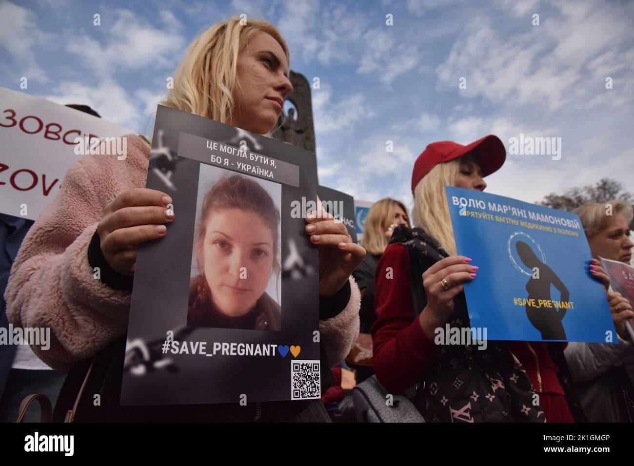 17. September 2022, Lwiw, Ukraine: Eine Frau hält ein Plakat mit einem Foto der Schwangeren ukrainischen Sanitäterin Maryana Mamonova, die während der Demonstration vom russischen Militär gefangen gehalten wird. In Lemberg nahmen Menschen an einer friedlichen Kundgebung zur Unterstützung von Kriegsgefangenen, älteren Frauen und Schwangeren Teil, die sich in dem Gebiet befinden, das nicht von der Ukraine kontrolliert wird. Die Organisatoren der Veranstaltung konzentrierten sich insbesondere auf die Geschichte einer Ärztin namens Maryana Mamonova aus der Stadt Mlynova, Region Rivne. Sie diente in Mariupol. Die Frau ist schwanger und steht kurz vor der Geburt. Darüber hinaus Dutzende von FEM Stockfoto