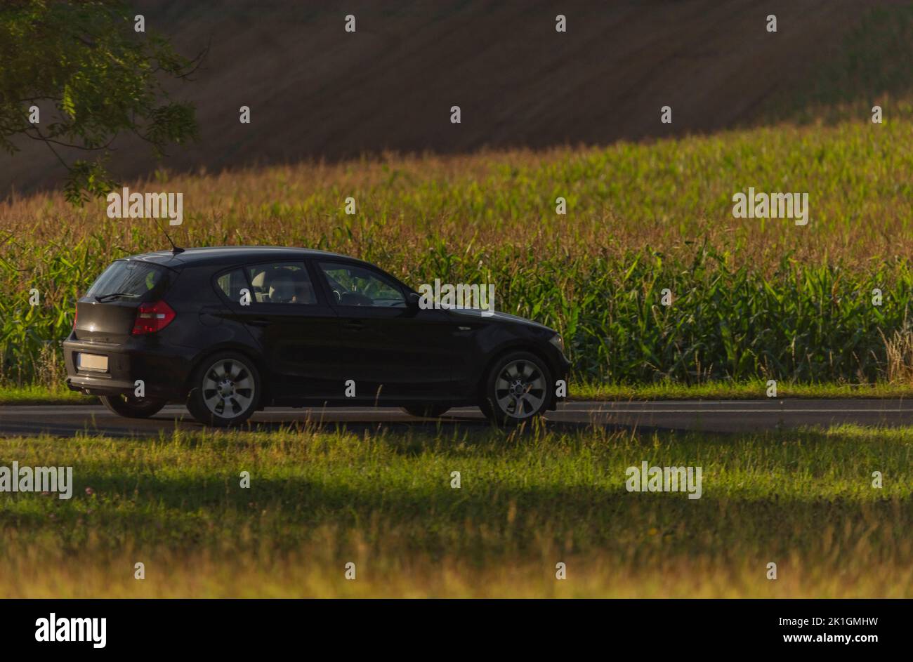 Autos auf Schnellstraße zwischen Feldern im Sommer sonnig heißen Abend Stockfoto