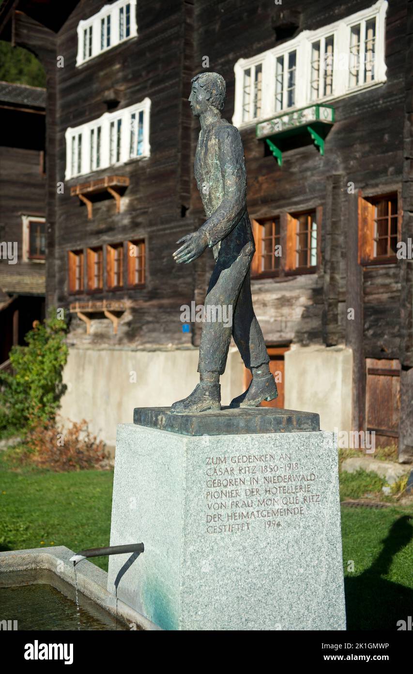 In die Welt hinaus, Denkmal für César Ritz, Pionier der Luxushotelbranche, in seinem Geburtsort Niederwald, Goms, Wallis, Schweiz Stockfoto