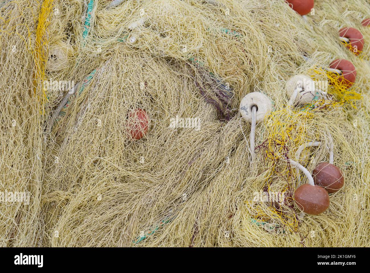 Fischernetze in der Nähe. Ein Haufen Fischernetze verwirrt sich. Fischer Hintergrund Stockfoto