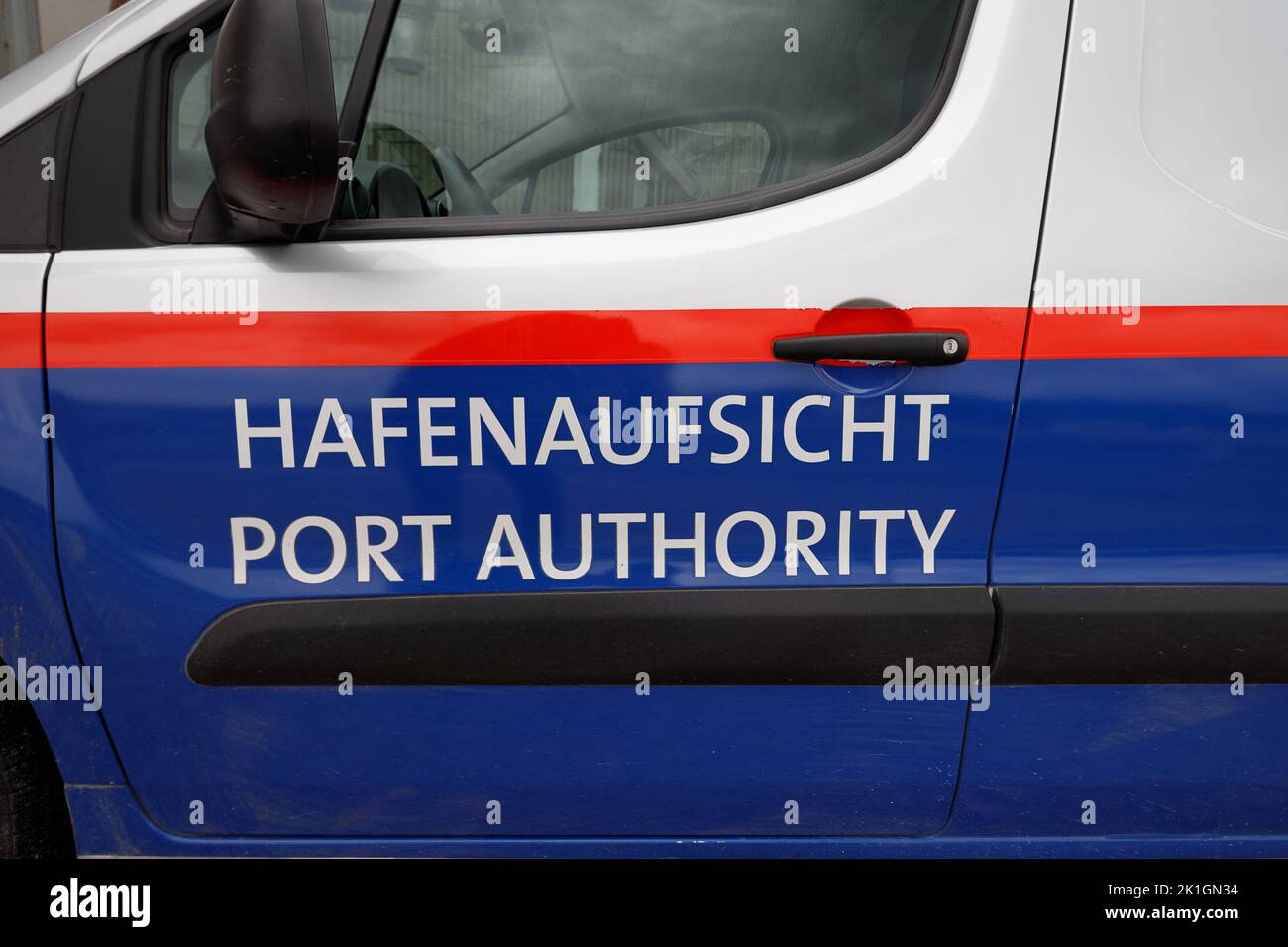Auto der Hafenbehörde am nürnberger Hafen, deutschland. Port Authority Übersetzung: Hafenaufsicht. Stockfoto