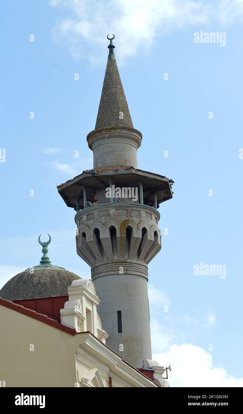 CONSTANTA, RUMÄNIEN - SEPTEMBER 2022: Die große Moschee von Constanța (oder Carol-I-Moschee) nach dem Vorbild der Konya-Moschee in Anatolien und 1910 erbaut. Stockfoto