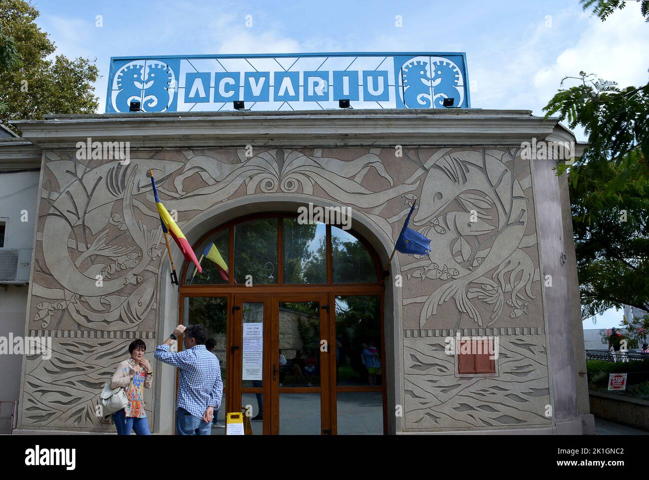 CONSTANTA, RUMÄNIEN - SEPTEMBER 2022: Das Aquarium Constanța befindet sich in einem Gebäude aus dem frühen 20.. Jahrhundert, das früher das Restaurant für die Casinount war Stockfoto