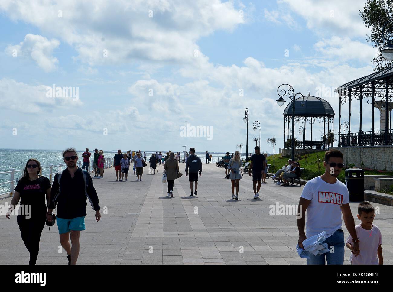 CONSTANTA, RUMÄNIEN - SEPTEMBER 2022: Touristen genießen die Spätsommersonne auf der Promenade am Schwarzen Meer Stockfoto