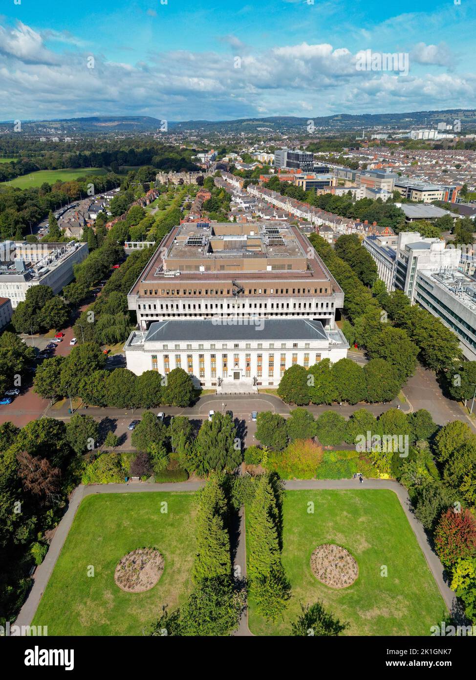 Cardiff, Wales - September 2022: Luftaufnahme der wichtigsten Verwaltungsbüros der walisischen Regierung im Cathays Park im Stadtzentrum Stockfoto