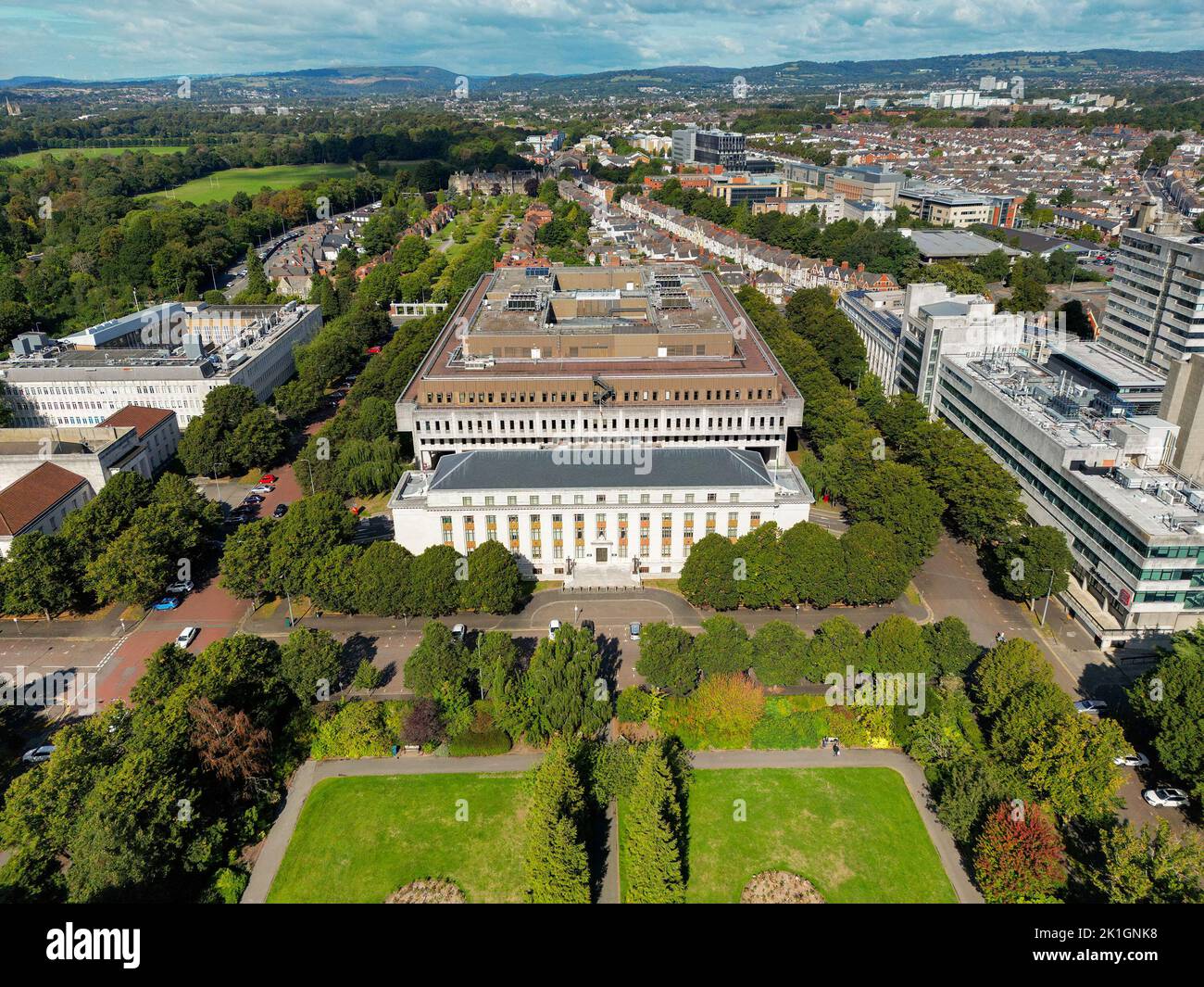 Cardiff, Wales - September 2022: Luftaufnahme der wichtigsten Verwaltungsbüros der walisischen Regierung im Cathays Park im Stadtzentrum Stockfoto