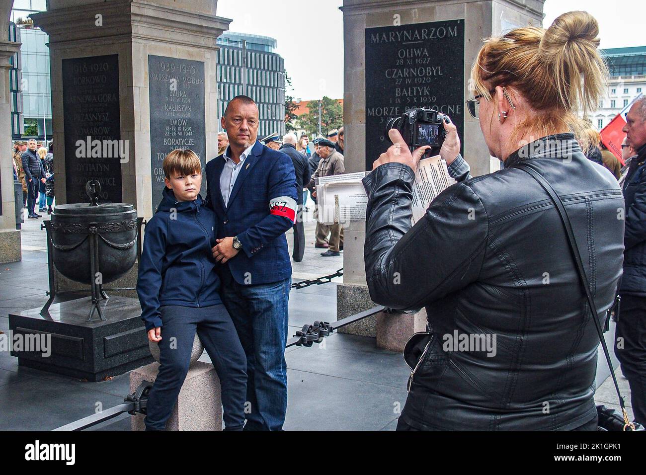 Warschau, Polen, USA. 18. September 2022. Eine Zeremonie fand am Denkmal des Grabes des unbekannten Soldaten und auf dem Platz in der Innenstadt Warschaus statt. Politische Persönlichkeiten sowie polnische Militär- und Soldaten des Zweiten Weltkriegs, die während der historischen Septemberkampagne dienten, auch bekannt als der Verteidigungskrieg von 1939, in dem sowohl die Sowjetunion als auch Deutschland Polen zum Beginn des Zweiten Weltkriegs einmarschierten Die Invasion ereignete sich zwischen dem 1. September und dem 6 1939. Oktober, wobei der 17.. September der offizielle Tag der russischen Invasion in Ostpolen war. (Bild: © Bianca Otero/ZUMA Press Wire) Stockfoto