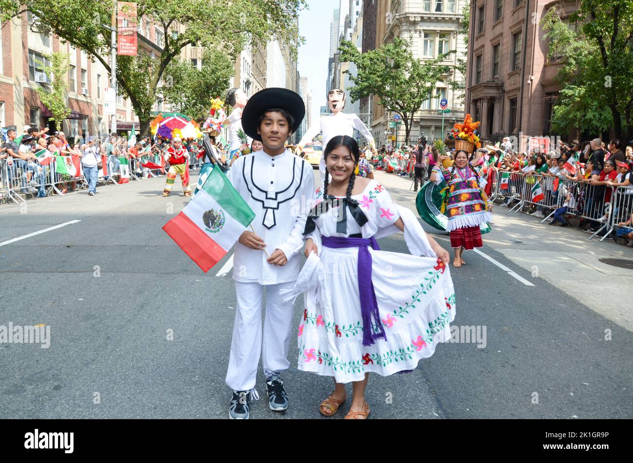Die Teilnehmer posieren für ein Foto auf der Madison Avenue, New York City, während der Mexican Day Parade am 18. September 2022. Stockfoto