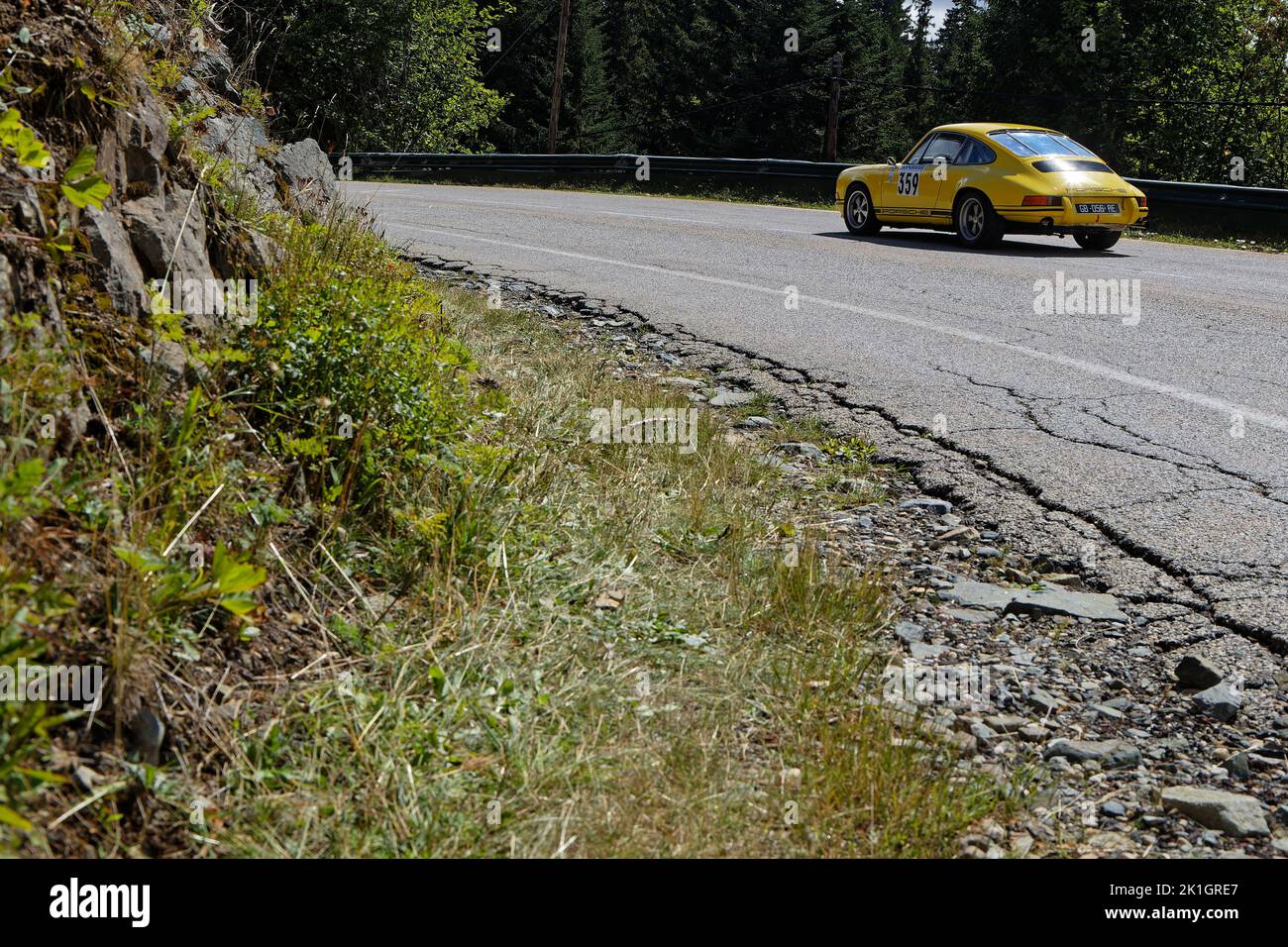 CHAMROUSSE, FRANKREICH, 20. August 2022 : Alter Porsche Rennwagen während historischen Fahrzeugen bergauf Chamrousse Rennen. Das Bergsteigen ist ein Zweig des Motorsports i Stockfoto