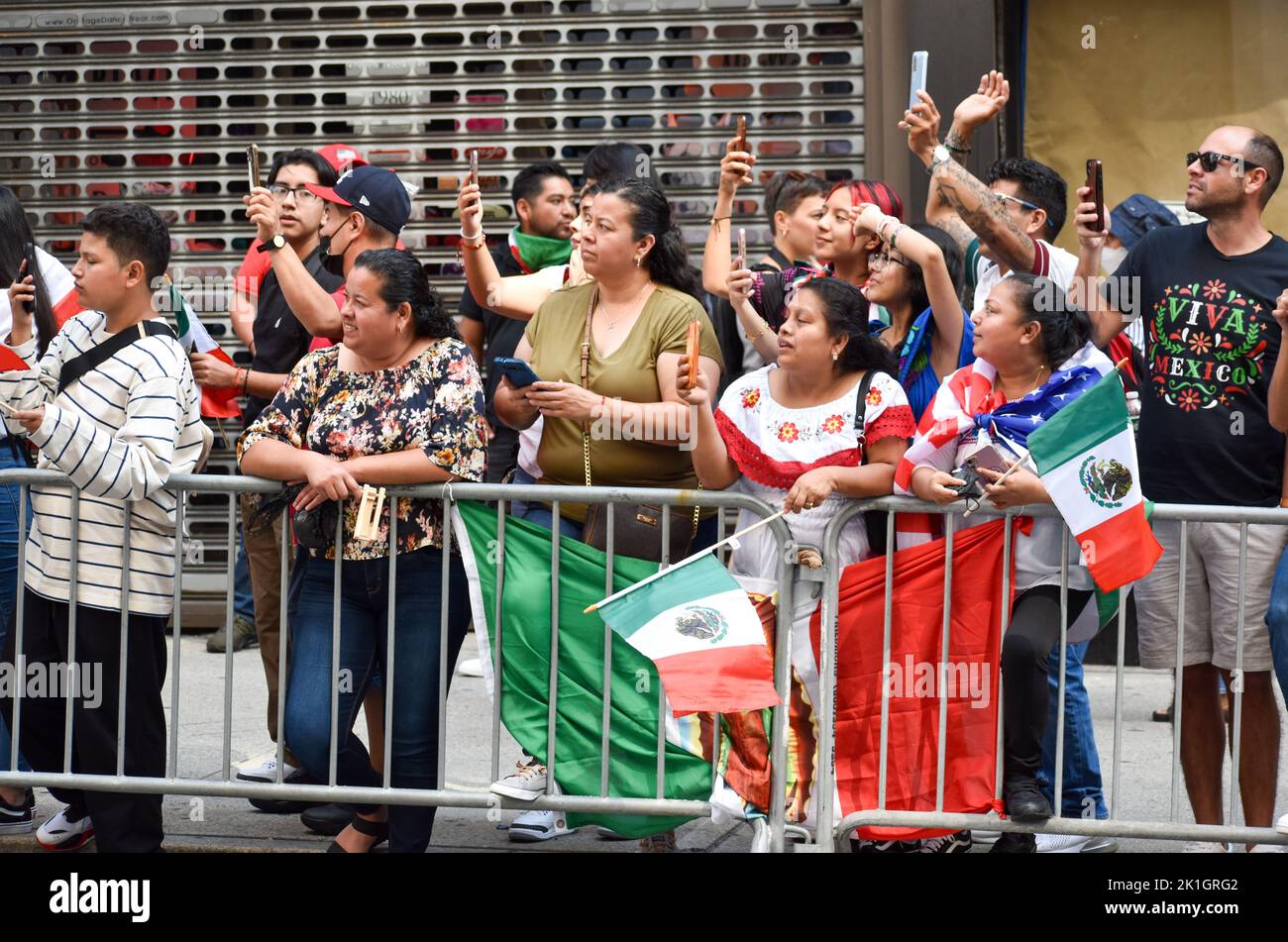 Während der jährlichen Parade zum Mexikanischen Tag entlang der Madison Avenue werden die Zuschauer die mexikanischen Flaggen schwenken sehen. Kredit: Ryan Rahman/Alamy Live Nachrichten. Stockfoto