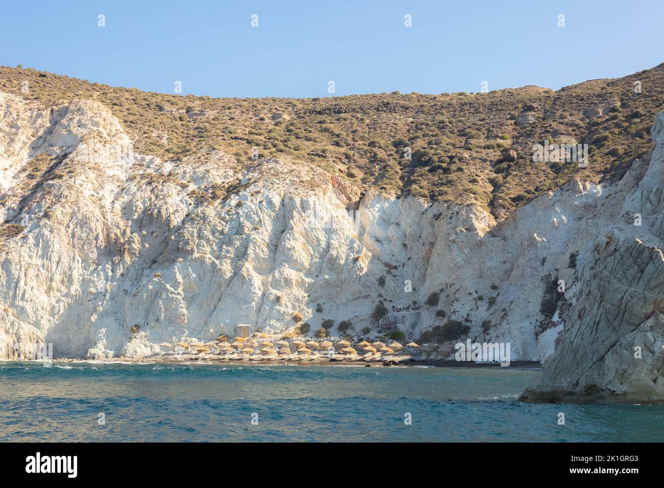 Der abgeschiedene Weiße Strand und vulkanische Felsformationen entlang der felsigen Küste der griechischen Insel Santorini an der Ägäis, Griechenland. Stockfoto
