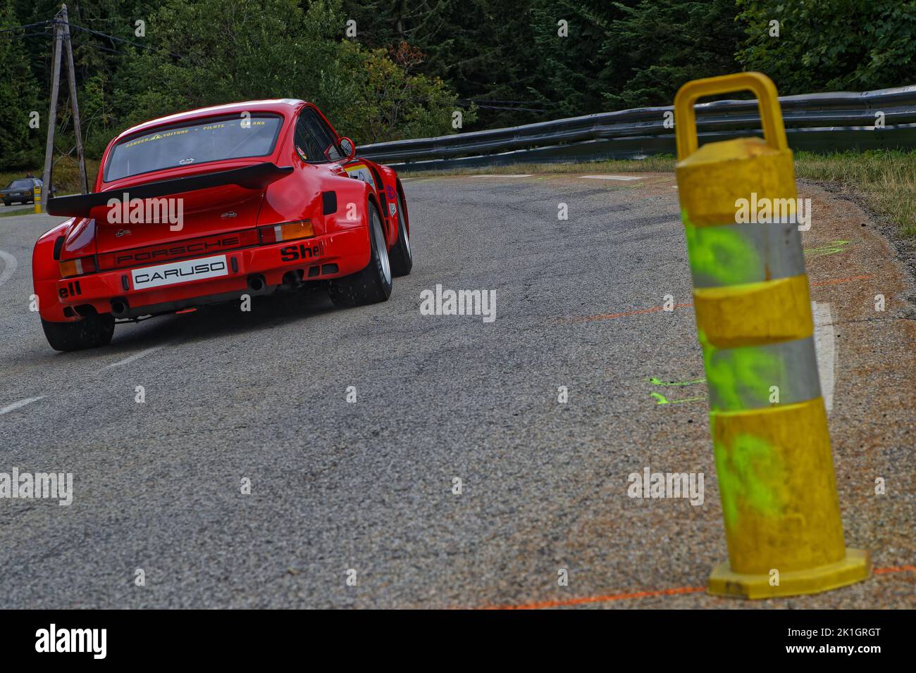 CHAMROUSSE, FRANKREICH, 20. August 2022 : Alter Porsche Rennwagen während historischen Fahrzeugen bergauf Chamrousse Rennen. Das Bergsteigen ist ein Zweig des Motorsports i Stockfoto