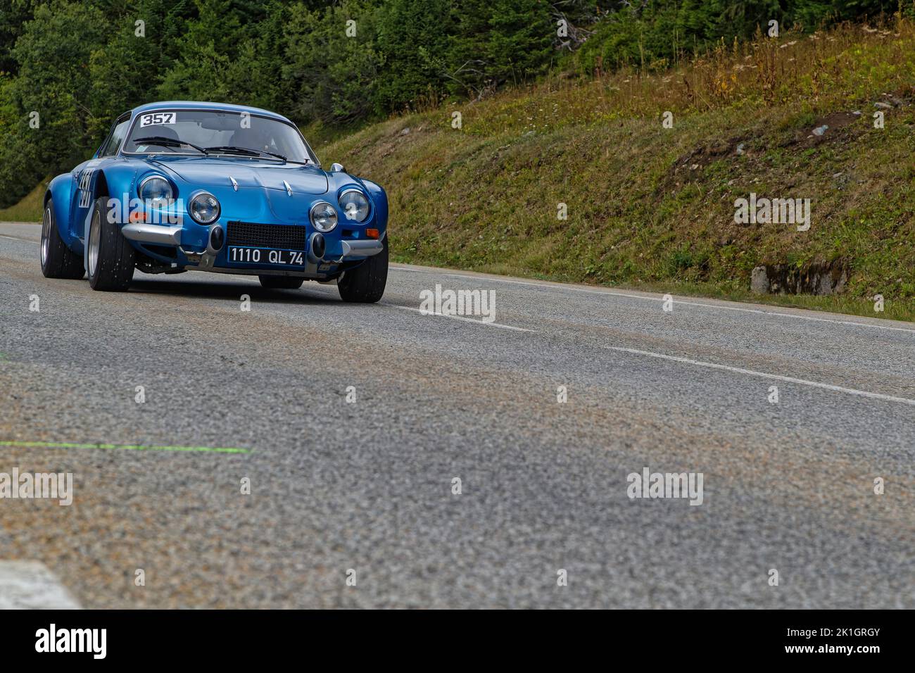 CHAMROUSSE, FRANKREICH, 20. August 2022 : Alter Alpiner Rennwagen während historischer Fahrzeuge bergauf Chamrousse Rennen. Bergsteigen ist ein Zweig des Motorsports in Stockfoto