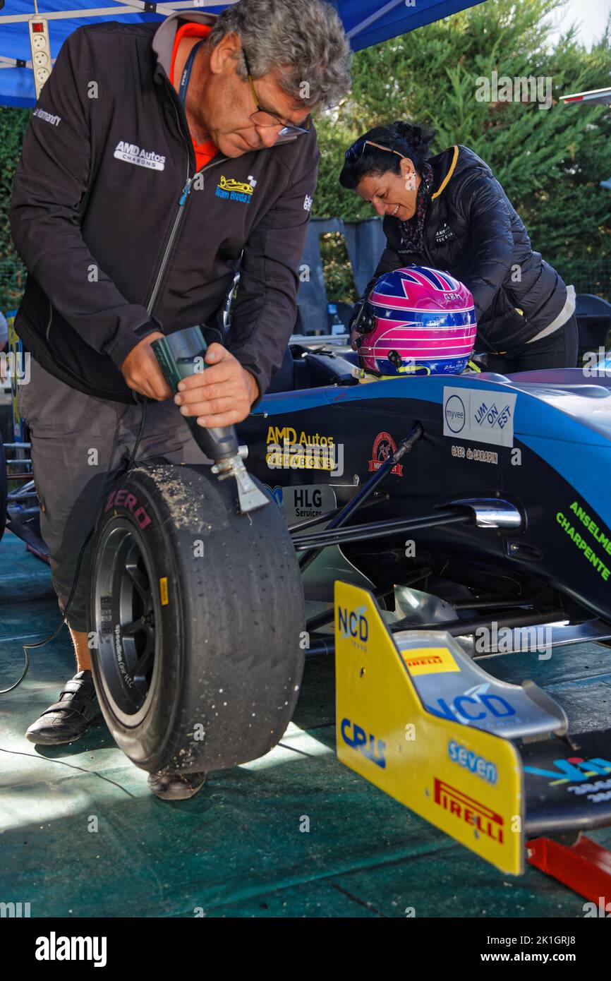 LIMONEST, FRANKREICH, 17. September 2022 : Mechaniker am Straßenrand beim jährlichen bergauf-Autorennen, gerechnet für die französische Meisterschaft. Stockfoto