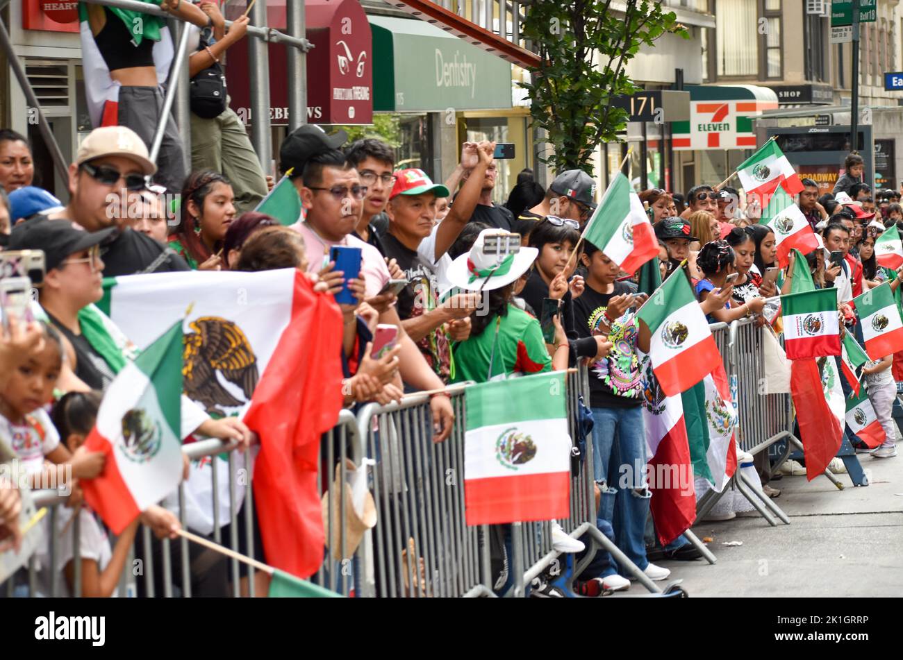 Bei der jährlichen Parade zum Mexikanischen Tag entlang der Madison Avenue in New York City werden Zuschauer mit mexikanischen Fahnen gesehen. Stockfoto