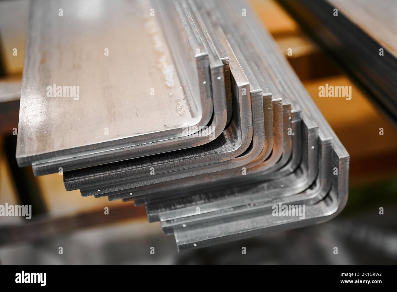 Lange gebogene Metalldetails im Produktionswerk gestapelt Stockfoto