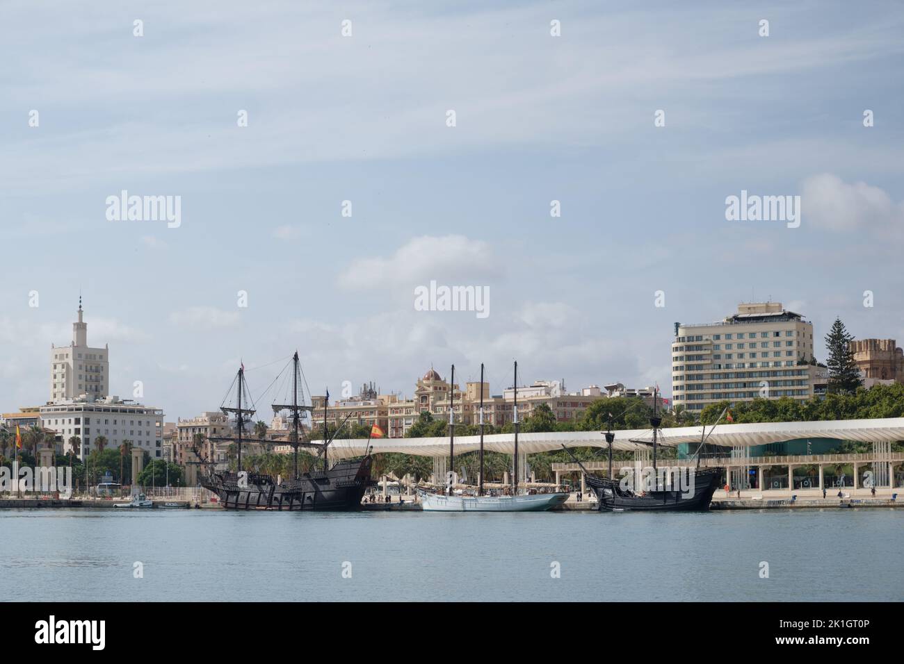 Drei Nachbildungen von alten Segelschiffen, Nao Victoria , Galeon Andalucia, Pascual Flores, die im Hafen von Malaga, Andalusien, Spanien, festgemacht sind Stockfoto