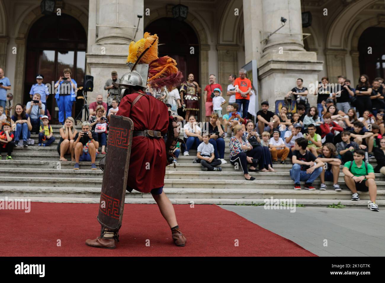 Bukarest, Rumänien - 17. September 2022: Antiker römischer Gladiator während einer historischen Nachstellung. Stockfoto