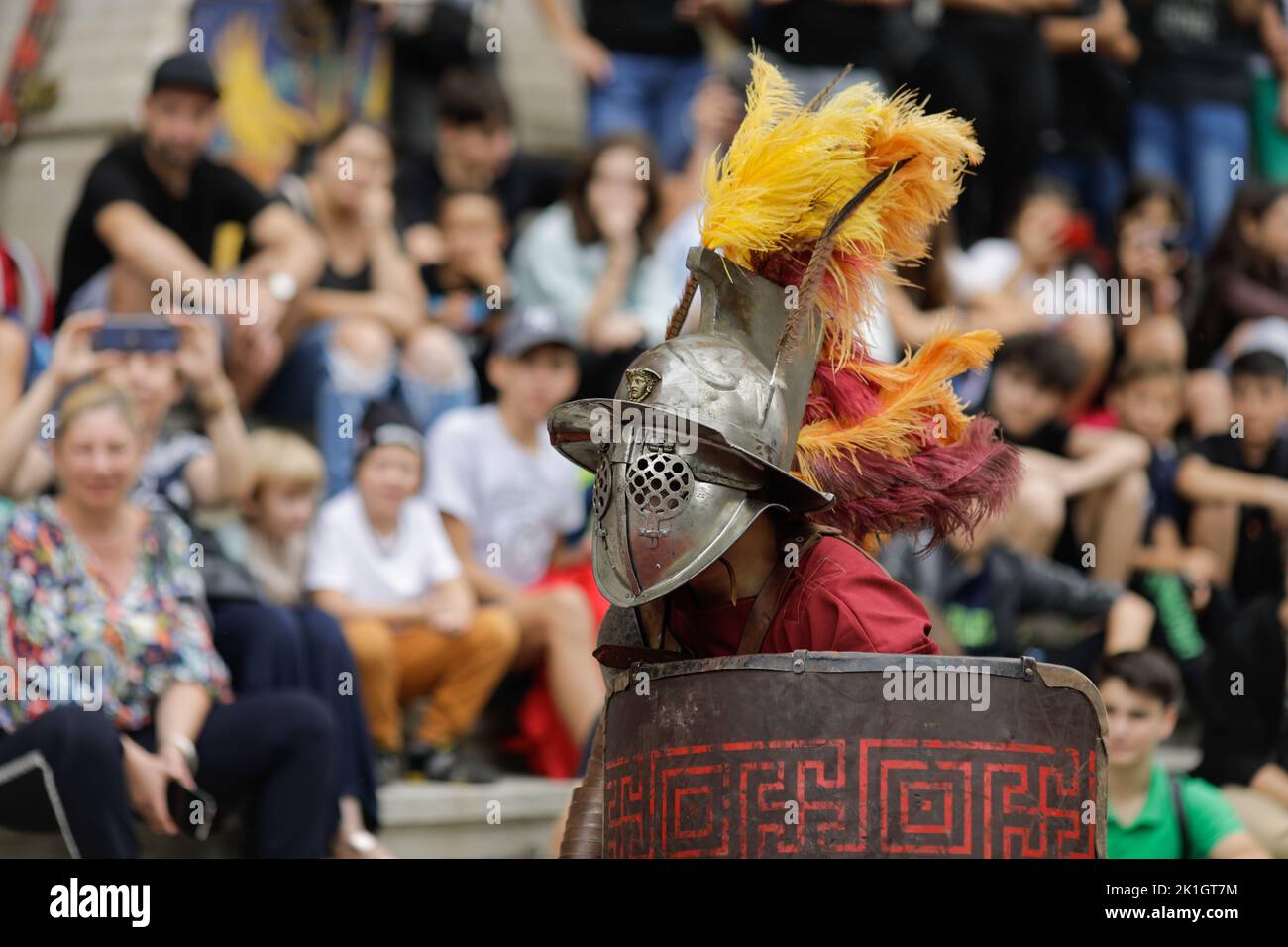 Bukarest, Rumänien - 17. September 2022: Antiker römischer Gladiator während einer historischen Nachstellung. Stockfoto