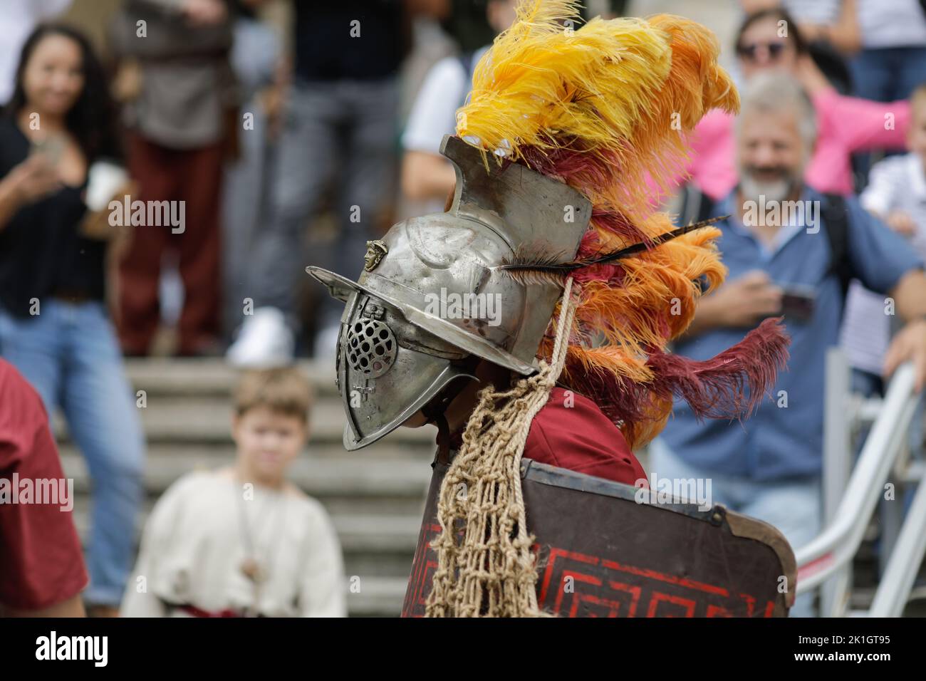 Bukarest, Rumänien - 17. September 2022: Antiker römischer Gladiator während einer historischen Nachstellung. Stockfoto