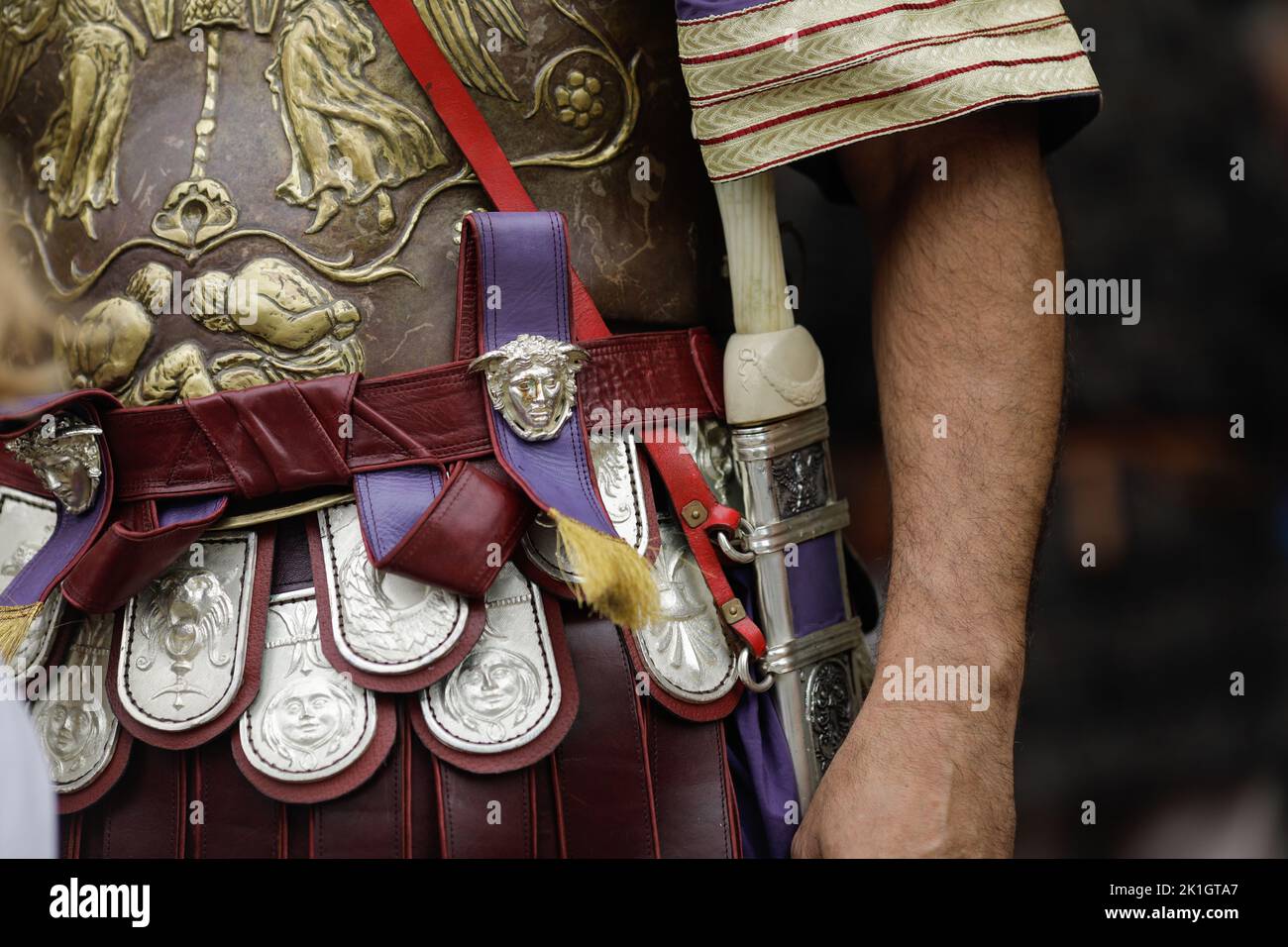 Bukarest, Rumänien - 17. September 2022: Details zur Rüstung und Kleidung eines alten römischen Generals während einer historischen Nachstellung. Stockfoto